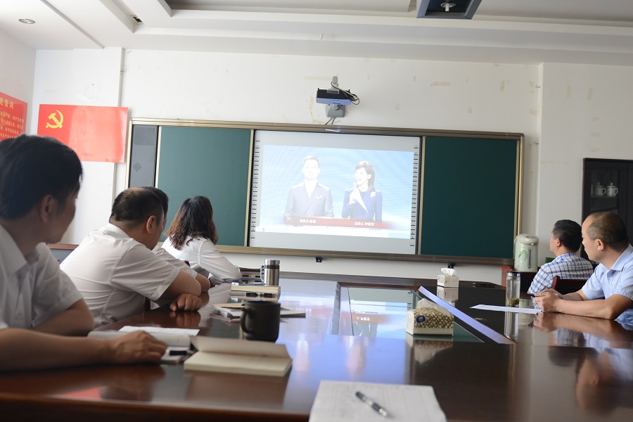 7月9日下午观看廉政家风视频1.JPG